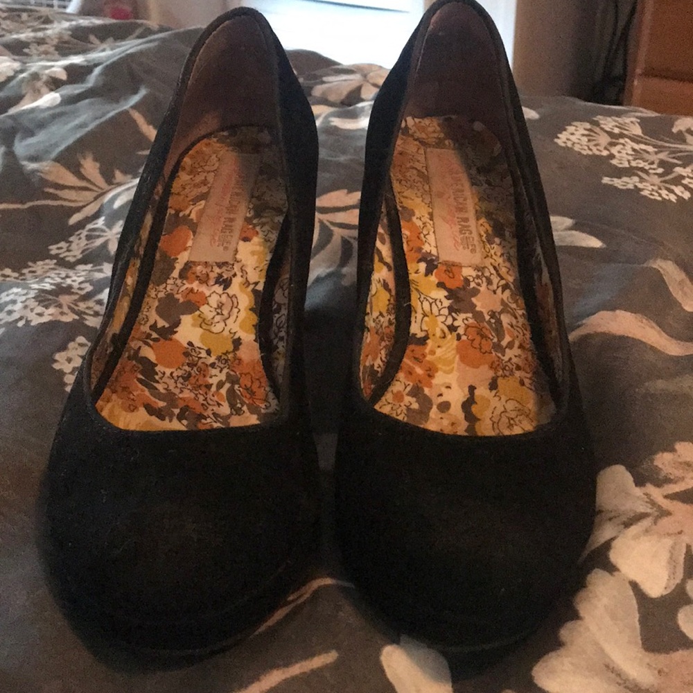 Black Wedges